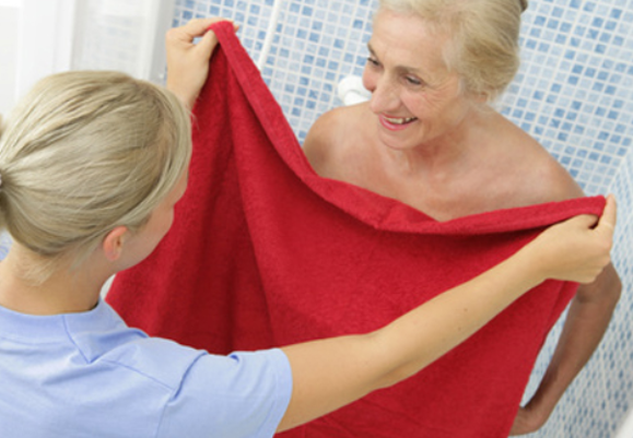 Comment aider une personne âgée à faire sa toilette ? – santé
